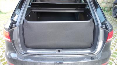 Audi A4 Avant, Kofferraumwanne bis zum Fahrersitz ausgefaltet, der Stoßstangenschutz hochgeklappt